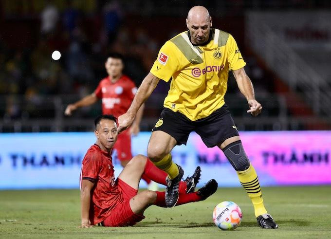 Tiền đạo cao 2m02 Jan Koller của đội huyền thoại Dortmund (Ảnh: Quốc An) Tiền đạo cao 2m02 Jan Koller của đội huyền thoại Dortmund (Ảnh: Quốc An)