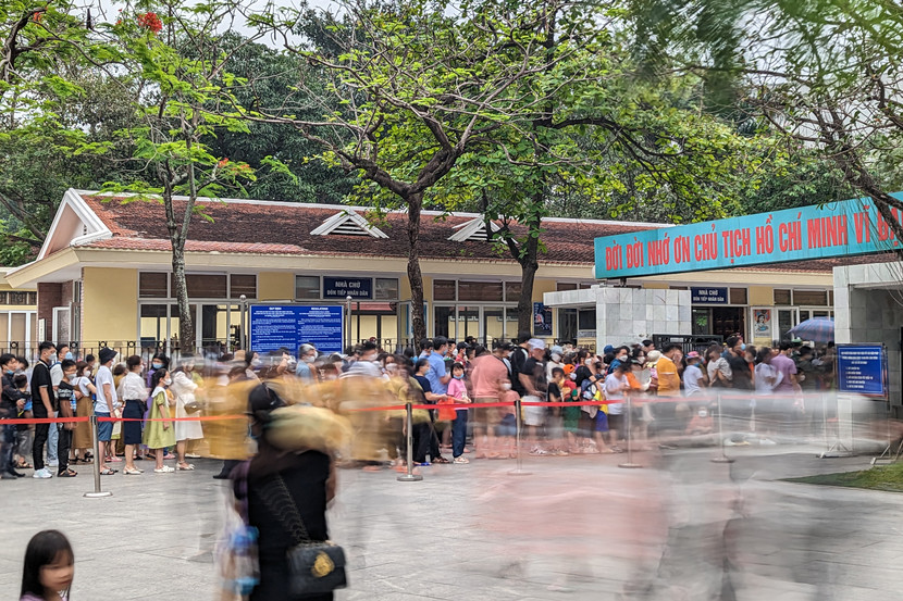 Trong kỳ nghĩ lễ 30/4 - 1/5/2023 hàng vạn động bào đã về Hà Nội để vào lăng viếng Chủ tịch Hồ Chí Minh