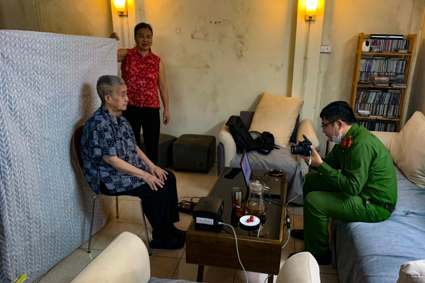 Tổ cấp CCCD gắn chip lưu động đến nhà phục vụ người dân cấp CCCD gắn chíp tại xã Đại Đồng, huyện Thạch Thất, Hà Nội