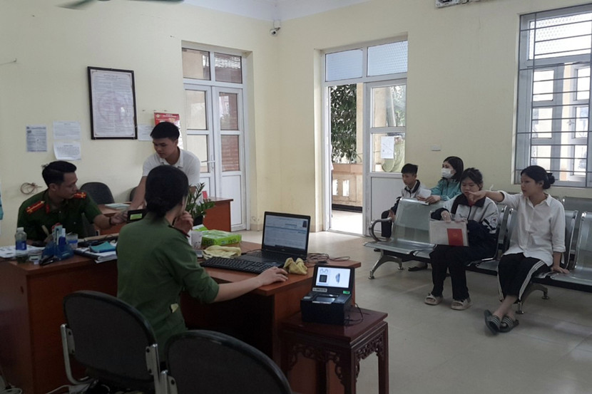 Không nghỉ lễ, lực lượng Công an Thủ đô tìm đến người dân để phục vụ cấp CCCD gắn chip