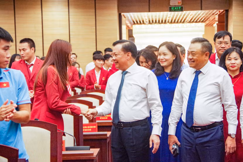 Bí thư Thành ủy Hà Nội Đinh Tiến Dũng trò chuyện, chúc mừng các vận động viên Hà Nội có thành tích cao tại SEA Games 32