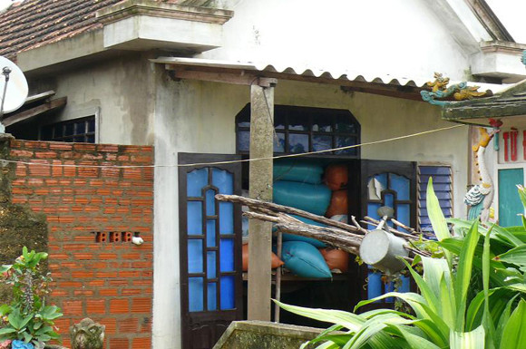 Nhiều người dân ở huyện Lệ Thủy, Quảng Bình đã đưa trâu bò, lương thực lên cao để tránh bão, lũ.