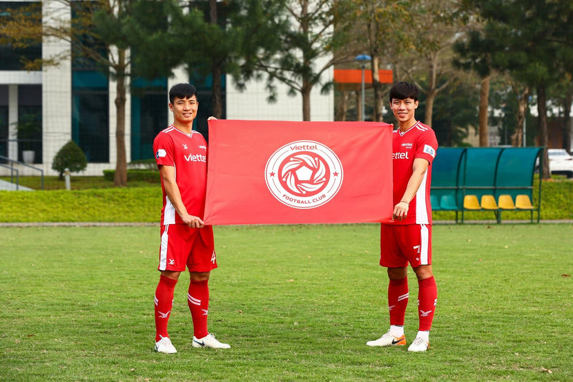 Hai tuyển thủ quốc gia Bùi Tiến Dũng và Quế Ngọc Hải giới thiệu cờ Viettel FC với logo mới Hai tuyển thủ quốc gia Bùi Tiến Dũng và Quế Ngọc Hải giới thiệu cờ Viettel FC với logo mới