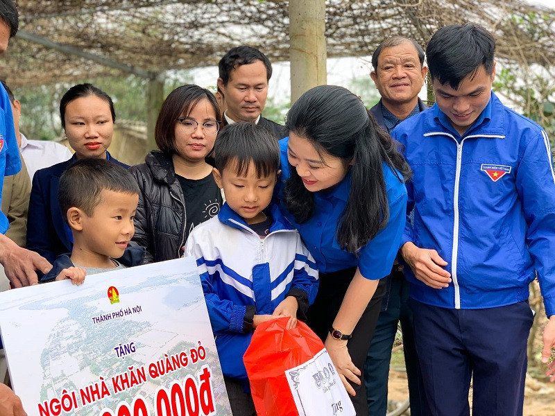 Tuổi trẻ Thủ đô đã trao 6,2 tỷ đồng đến với đồng bào chịu ảnh hưởng của lũ lụt Tuổi trẻ Thủ đô đã trao 6,2 tỷ đồng đến với đồng bào chịu ảnh hưởng của lũ lụt