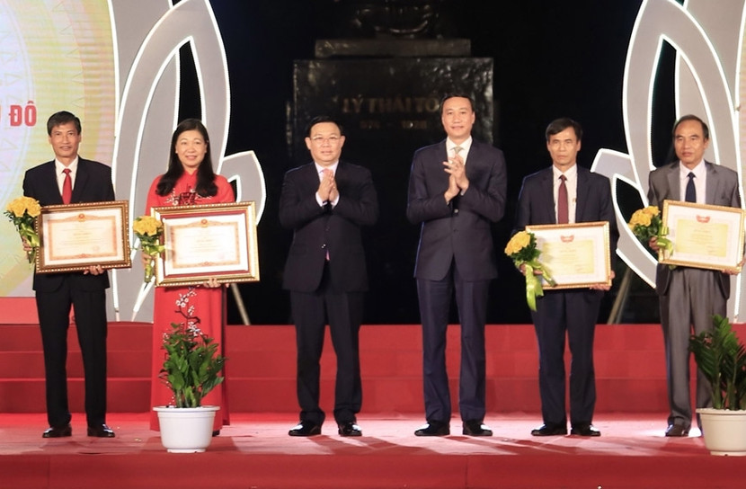 Bí thư Thành ủy Hà Nội Vương Đình Huệ và Phó Chủ tịch Ủy ban Trung ương Mặt trận Tổ quốc Việt Nam Phùng Khánh Tài trao Bằng khen của Thủ tướng Chính phủ, Bằng khen của Ủy ban Trung ương Mặt trận Tổ quốc Việt Nam cho các cá nhân có thành tích xuất sắc