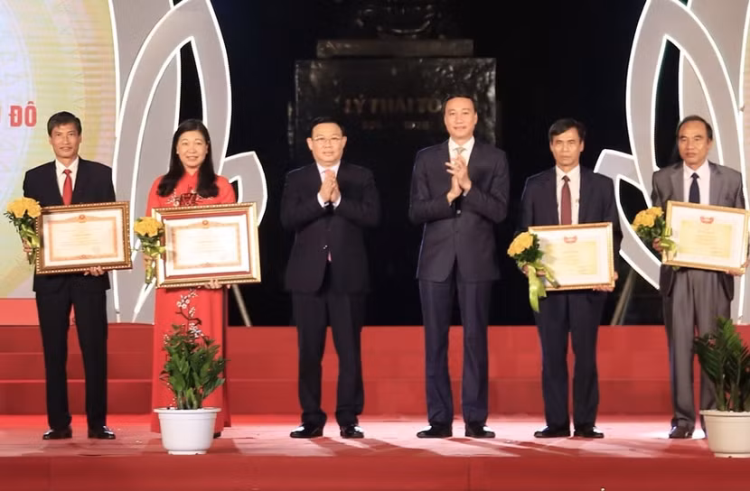 Bí thư Thành ủy Hà Nội Vương Đình Huệ và Phó Chủ tịch Ủy ban Trung ương Mặt trận Tổ quốc Việt Nam Phùng Khánh Tài trao Bằng khen của Thủ tướng Chính phủ, Bằng khen của Ủy ban Trung ương Mặt trận Tổ quốc Việt Nam cho các cá nhân có thành tích xuất sắc