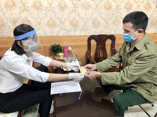 Nhân viên Bưu điện chi trả tiền trợ cấp ưu đãi người có công đến tận nhà đối tượng