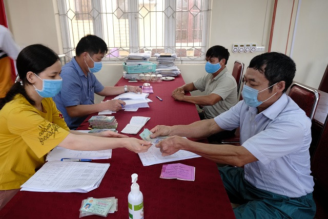 Người lao động bị ảnh hưởng bởi Covid-19 nhận tiền hỗ trợ