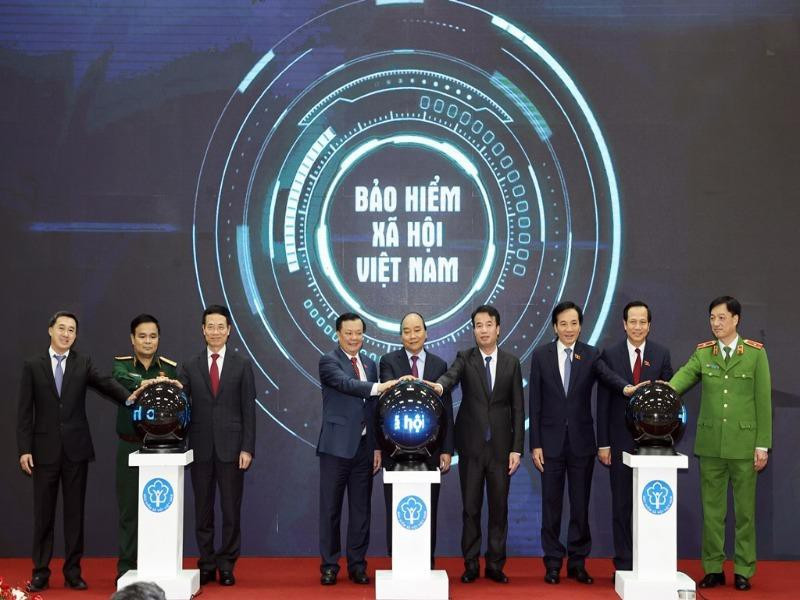 Thủ tướng Nguyễn Xuân Phúc và các đại biểu thực hiện nghi thức công bố ứng dụng