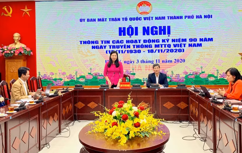 Chủ tịch Ủy ban Mặt trận Tổ quốc Việt Nam thành phố Hà Nội Nguyễn Lan Hương phát biểu tại hội nghị