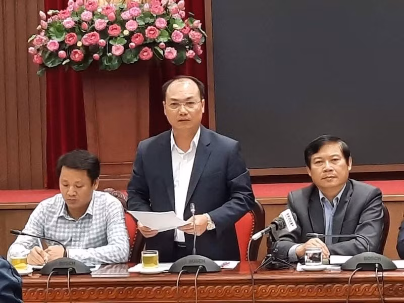 Phó Chủ tịch UBND huyện Đông Anh Nguyễn Anh Dũng thông tin tại hội nghị