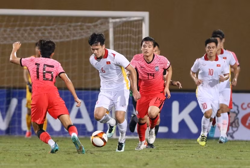 U23 Việt Nam (áo trắng) có trận đấu tốt trước U20 Hàn Quốc...