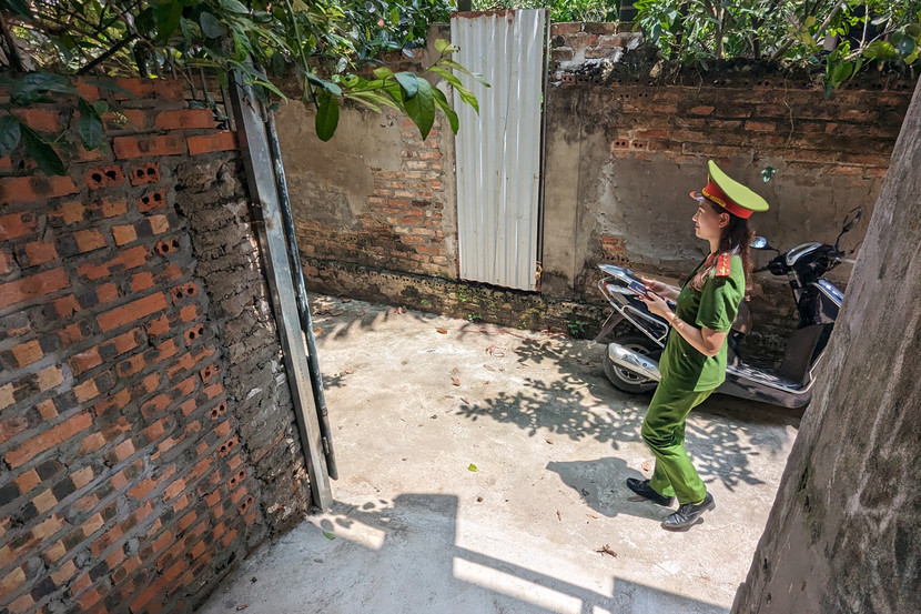 Mùa gặt nên người dân đều đổ ra đồng, giữa trưa nắng, các chiến sỹ công an vẫn đi khắp các ngõ nhỏ để tranh thủ lúc người dân về nhà để hướng dẫn Mùa gặt nên người dân đều đổ ra đồng, giữa trưa nắng, các chiến sỹ công an vẫn đi khắp các ngõ nhỏ để tranh thủ lúc người dân về nhà để hướng dẫn