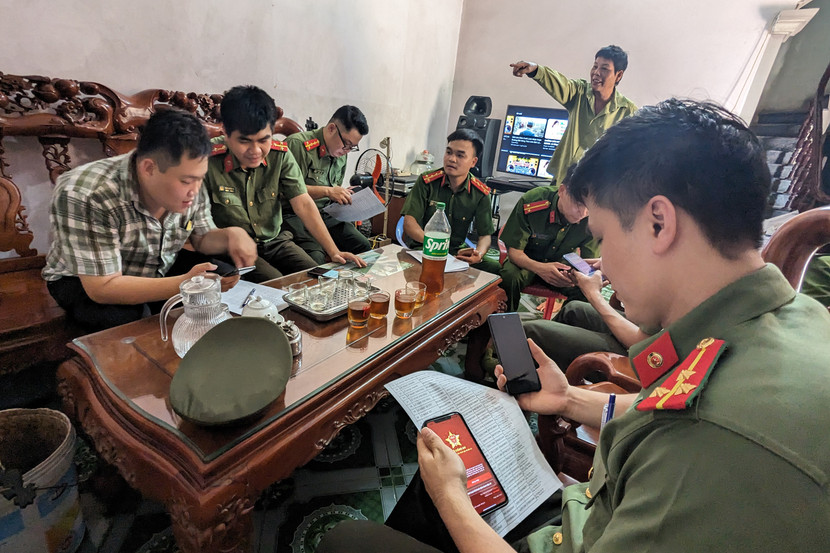 Chiều 28-6, một tổ công tác gồm CAH Ba Vì, CAX Tản Hồng, Trại tạm giam số 1, Chuyên đề An ninh Thủ đô tiếp tục về thôn La Thiện để hỗ trợ người dân kích hoạt định danh điện tử. Chiều 28-6, một tổ công tác gồm CAH Ba Vì, CAX Tản Hồng, Trại tạm giam số 1, Chuyên đề An ninh Thủ đô tiếp tục về thôn La Thiện để hỗ trợ người dân kích hoạt định danh điện tử.