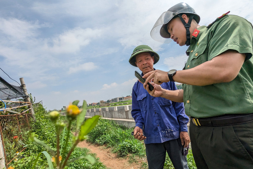 Công an Thủ đô tìm đến tận nơi người dân đang lao động để phục vụ kích hoạt định danh điện tử, hướng dẫn cài đặt ứng dụng VNeID Công an Thủ đô tìm đến tận nơi người dân đang lao động để phục vụ kích hoạt định danh điện tử, hướng dẫn cài đặt ứng dụng VNeID