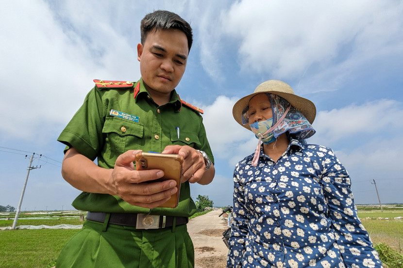 Công an xã Tản Hồng hỗ trợ người dân kích hoạt định danh điện tử mức 2 ngay bên cánh đồng Công an xã Tản Hồng hỗ trợ người dân kích hoạt định danh điện tử mức 2 ngay bên cánh đồng