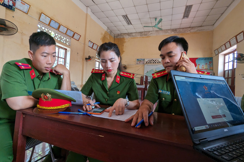 Do đang mùa cấy, người dân bận rộn, không có thời gian ra các điểm hỗ trợ, thanh niên Công an Thủ đô sẽ hướng dẫn người dân và kích hoạt giúp định danh điện tử qua mã OTP gửi tới máy điện thoại của người dân Do đang mùa cấy, người dân bận rộn, không có thời gian ra các điểm hỗ trợ, thanh niên Công an Thủ đô sẽ hướng dẫn người dân và kích hoạt giúp định danh điện tử qua mã OTP gửi tới máy điện thoại của người dân