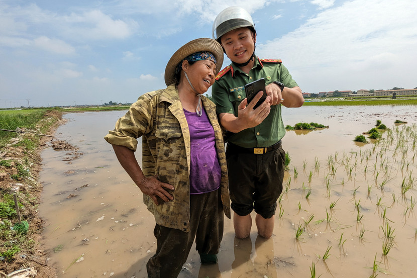 Người dân còn được hướng dẫn về các tiện ích của ứng dụng VNeID sau khi kích hoạt định danh điện tử Người dân còn được hướng dẫn về các tiện ích của ứng dụng VNeID sau khi kích hoạt định danh điện tử