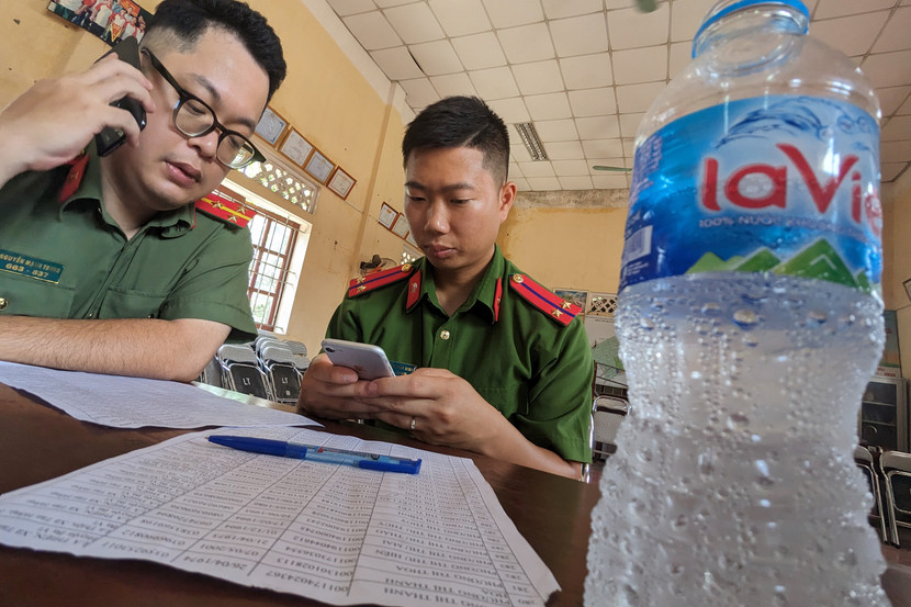 Tại nhà văn hóa các thôn ở xã Tản Hồng, lực lượng công an túc trực, gọi điện cho từng người dân để mời ra, hoặc hướng dẫn người dân thực hiện kích hoạt định danh điện tử qua điện thoại Tại nhà văn hóa các thôn ở xã Tản Hồng, lực lượng công an túc trực, gọi điện cho từng người dân để mời ra, hoặc hướng dẫn người dân thực hiện kích hoạt định danh điện tử qua điện thoại