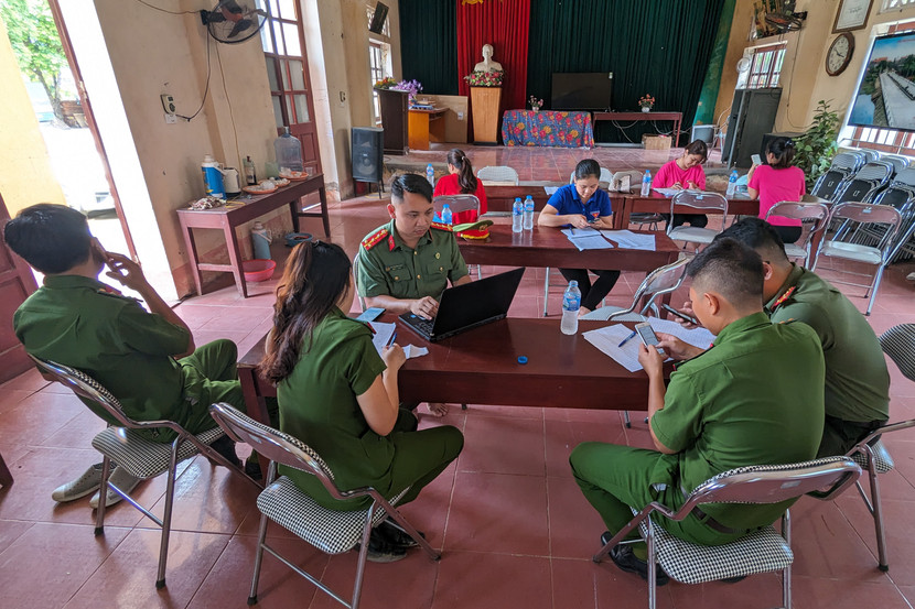 Ngày 28-6, đoàn viên thanh niên các đơn vị Trại tạm giam số 1, Chuyên đề An ninh Thủ đô, CATP Hà Nội đã tới xã Tản Hồng, huyện Ba Vì đề hỗ trợ người dân kích hoạt định danh điện tử Ngày 28-6, đoàn viên thanh niên các đơn vị Trại tạm giam số 1, Chuyên đề An ninh Thủ đô, CATP Hà Nội đã tới xã Tản Hồng, huyện Ba Vì đề hỗ trợ người dân kích hoạt định danh điện tử