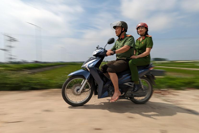 Do đang vào mùa gặt, thanh niên Công an Thủ đô tổ chức các tổ lưu động ra đồng ruộng phục vụ nhân dân kích hoạt định danh điện tử Do đang vào mùa gặt, thanh niên Công an Thủ đô tổ chức các tổ lưu động ra đồng ruộng phục vụ nhân dân kích hoạt định danh điện tử