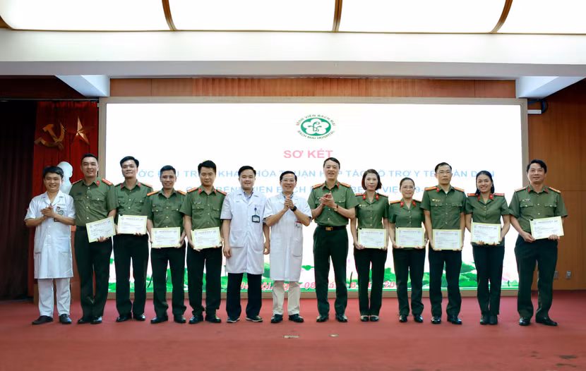 Lãnh đạo Bệnh viện Bạch Mai và Bệnh viện 19-8, Bộ Công an trao chứng chỉ cho 11 học viên đã hoàn thành chương trình đào tạo 06 chuyên đề Hồi sức tích cực
