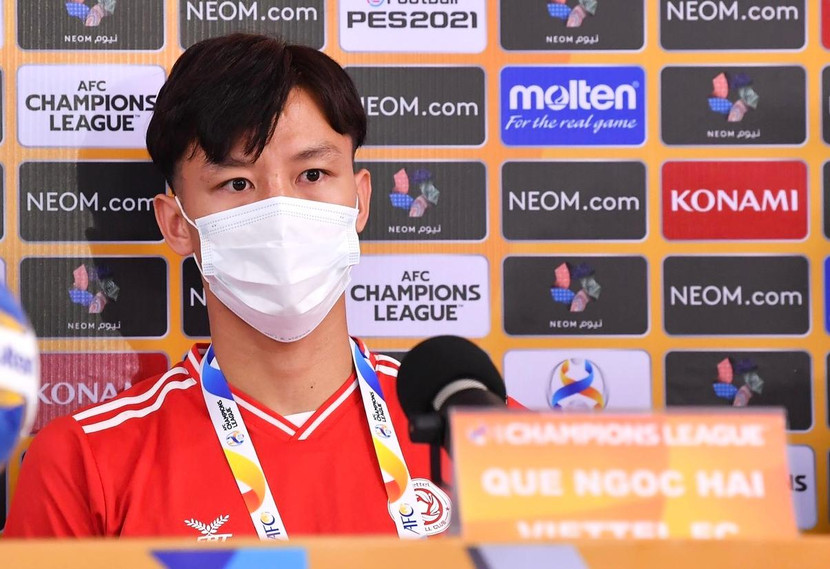 Quế Ngọc Hải trong buổi họp báo trước trận