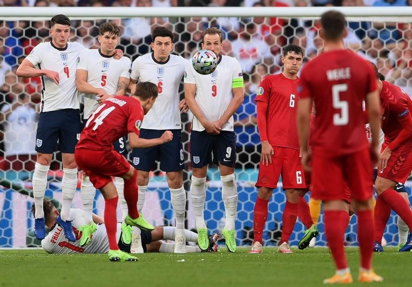 Damsgaard sút phạt mẫu mực chọc thủng lưới ĐT Anh