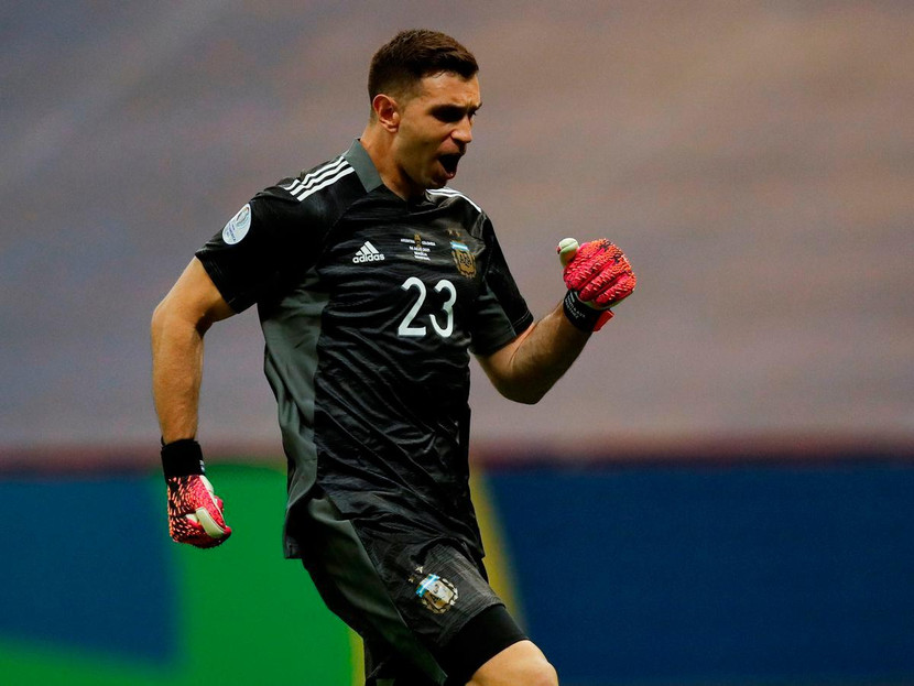 Thủ thành Emiliano Martinez cản được 3 quả pen trước Colombia