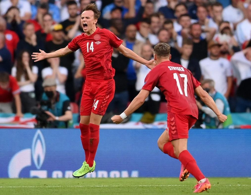 Damsgaard (trái) ăn mừng bàn thắng để đời