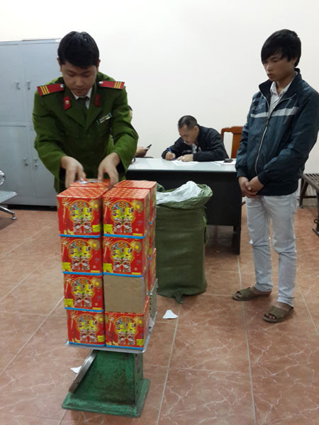 Học sinh lớp 11 vận chuyển pháo hoa nổ kiếm tiền ăn chơi ảnh 2