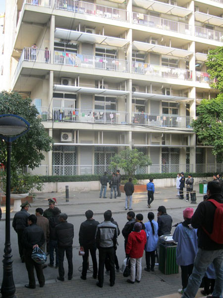 Xác định danh tính nạn nhân nhảy lầu tự tử tại BV Bạch Mai ảnh 1