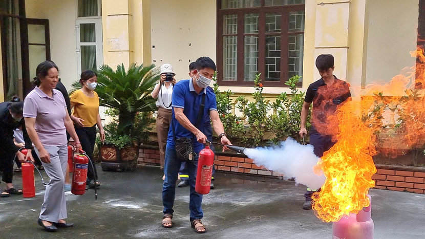 Người dân sử dụng thành thạo phương tiện chữa cháy