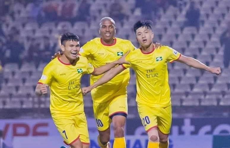 Vận đen liên tục đeo bám SLNA