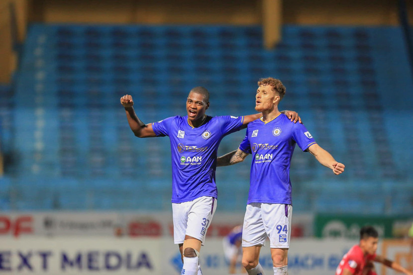 Hai ngoại binh mang về chiến thắng cho Hà Nội FC Hai ngoại binh mang về chiến thắng cho Hà Nội FC