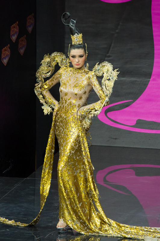 Việt Nam lọt Top10 trang phục dân tộc đẹp nhất Hoa hậu Hoàn Vũ 2013 ảnh 3