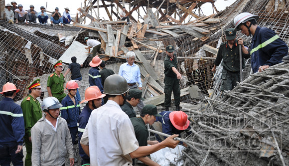 Khởi tố 3 bị can vụ sập giàn giáo hội trường UBND huyện ảnh 1