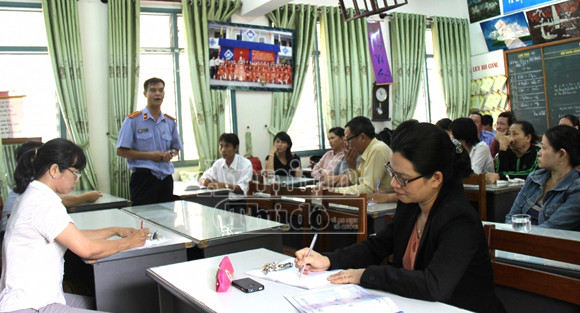 Vụ nhà bếp “xén” thức ăn của học sinh: Phụ huynh yêu cầu thay hiệu trưởng! ảnh 1