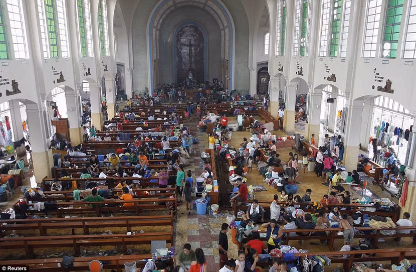 Philippines: Cảnh tượng kinh hoàng sau bão Haiyan ảnh 23