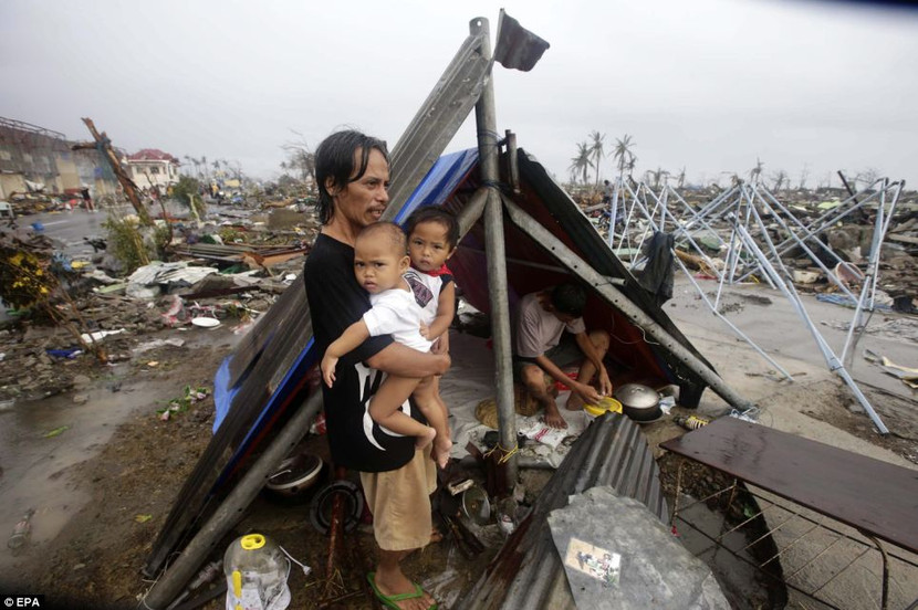 Philippines: Cảnh tượng kinh hoàng sau bão Haiyan ảnh 16