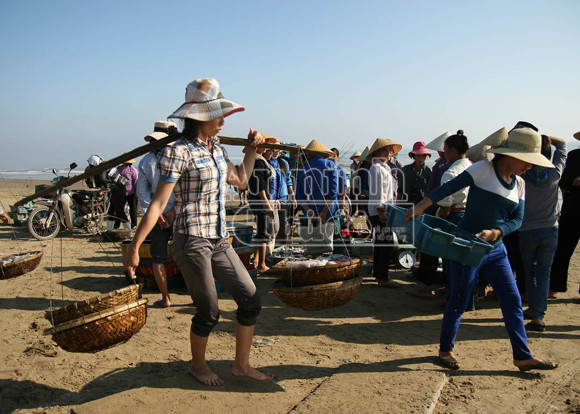 Sóng gió mưu sinh của những người bám biển ảnh 7