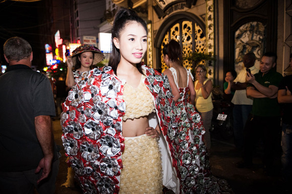 Dàn "chân dài" khoe dáng giữa phố với thời trang bao cao su ảnh 3