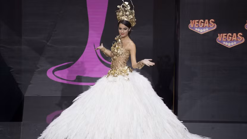 Việt Nam lọt Top10 trang phục dân tộc đẹp nhất Hoa hậu Hoàn Vũ 2013 ảnh 4