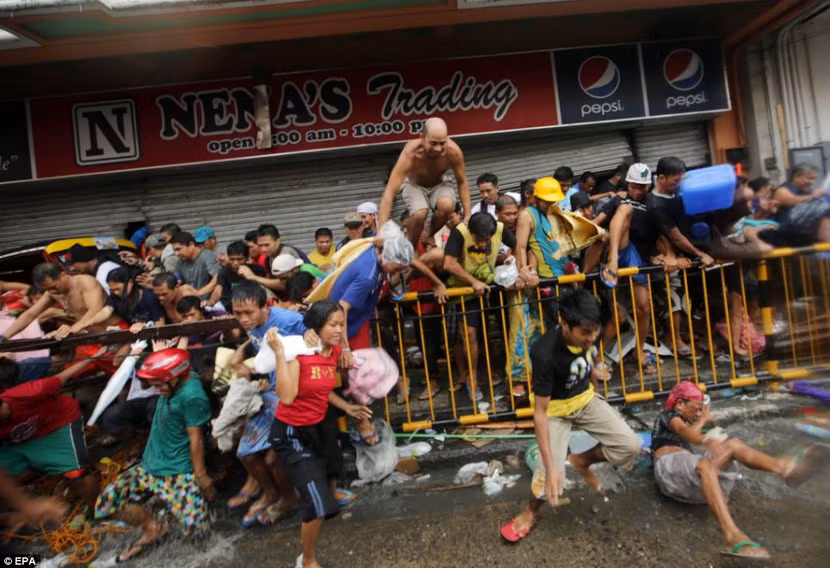 Philippines: Cảnh tượng kinh hoàng sau bão Haiyan ảnh 13