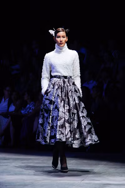 Dàn "chân dài" Việt quyến rũ trong trang phục họa tiết cánh bướm ảnh 1