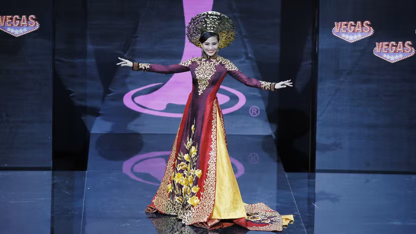 Việt Nam lọt Top10 trang phục dân tộc đẹp nhất Hoa hậu Hoàn Vũ 2013 ảnh 5