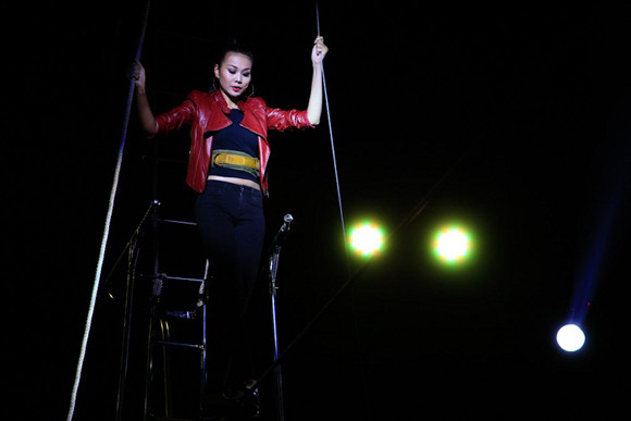 Thanh Hằng đu mình trên dây để dạy thí sinh, Đỗ Mạnh Cường lo lắng ảnh 1