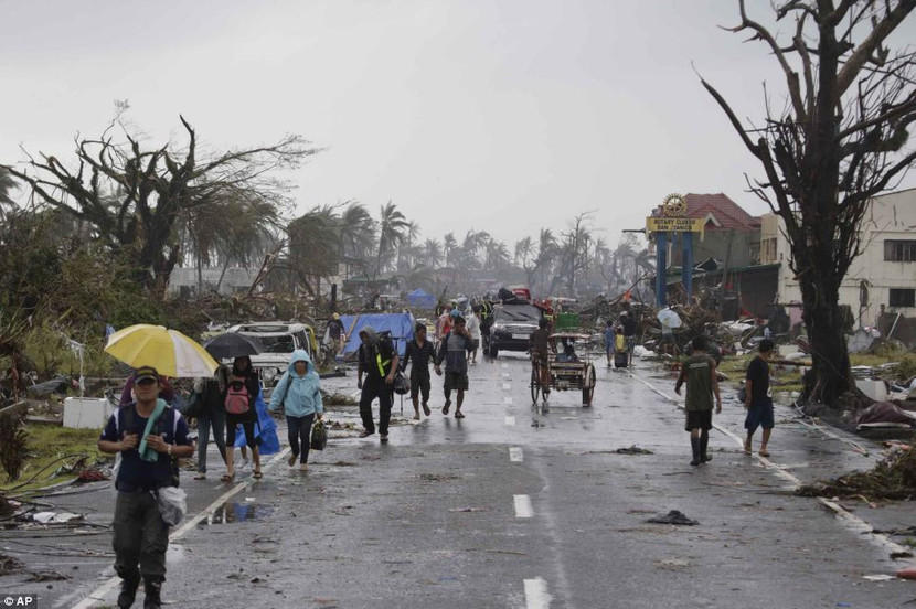 Philippines: Cảnh tượng kinh hoàng sau bão Haiyan ảnh 12