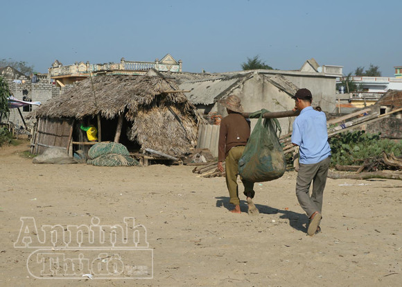 Sóng gió mưu sinh của những người bám biển ảnh 8