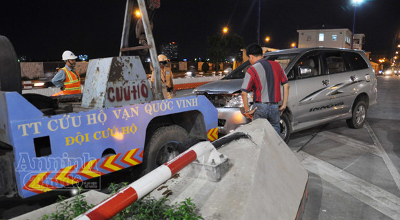 “Xế hộp” cưỡi dải phân cách trước trạm thu phí ảnh 3